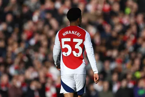 تقارير: أرسنال يسابق الزمن لتأمين موهبته الصاعدة بعقد جديد